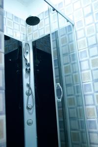 La salle de bains est pourvue d'une douche et d'une paroi en verre. dans l'établissement Ft realty properties 4, à Otele