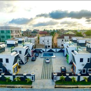 ariaal uitzicht op een stad met witte gebouwen bij ftrealtyproperties Tango Suites 6 in Burma Camp