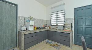 Kuchyň nebo kuchyňský kout v ubytování OYO HOME 90682 Liliz Mambang Farmstay + 38 fotografií