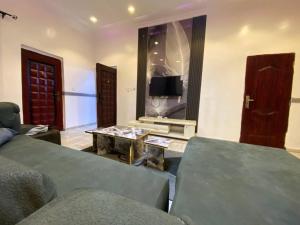 un salon avec un canapé et une table dans l'établissement ftrealtyproperties Lords Hill 15, à Tokuse