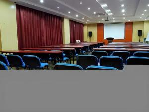 ein Konferenzraum mit Tischen und Stühlen und einer Leinwand in der Unterkunft Super 8 Hotel Xi'an Dayan Tower Heping Gate Metro Station in Xi'an