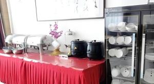 ein roter Tisch mit weißem Geschirr darauf in der Unterkunft Super 8 Hotel Xi'an Dayan Tower Heping Gate Metro Station in Xi'an