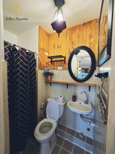 Koupelna v ubytování El Nissi Staycation, FAMILY CABIN, CONTEMPORARY CABIN, Enchanted Kingdom