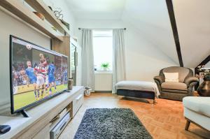 a living room with a flat screen tv at Ferienwohnung KonradAlbrecht in Torgelow am See