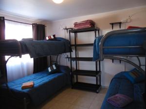Uma ou mais camas em beliche em um quarto em Hostal Campo Base