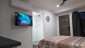 Μια τηλεόραση ή/και κέντρο ψυχαγωγίας στο Welcoming home in quiet Mango Hill location +2 φωτογραφίες