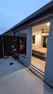 Ένα ή περισσότερα κρεβάτια σε δωμάτιο στο Welcoming home in quiet Mango Hill location