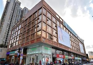 Ein großes Gebäude mit Leuten davor. in der Unterkunft City Comfort Inn Kunming Nanping Pedestrian Street Wangfujing in Kunming