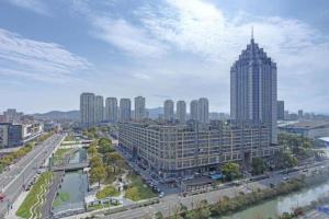 eine Luftaufnahme einer Stadt mit hohen Gebäuden in der Unterkunft Echarm Hotel Taizhou International Convention and Exhibition Center in Ma-pu-ch'iao