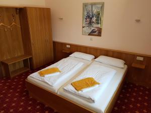 ein Schlafzimmer mit einem Bett mit zwei Handtüchern darauf in der Unterkunft Hotel - Restaurant Sophienaue in Eisenach