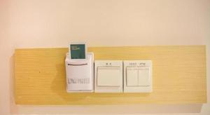 ein Holzregal mit zwei Geräten darauf in der Unterkunft City Comfort Inn Nanning Jinhu Plaza Langxi Metro Station Exhibition in Nanning