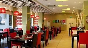 ein Esszimmer mit Tischen und roten Stühlen in der Unterkunft Tomolo Hotel Wuzhan Branch in Wuhan