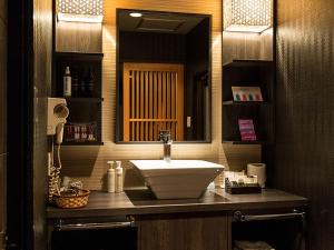 ein Badezimmer mit Waschbecken und Spiegel in der Unterkunft HOTEL PARIET Nakagawa - Adult Only in Fukuoka