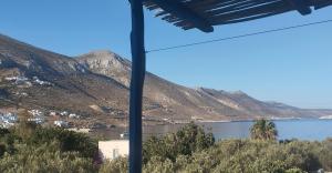 Blick auf die Berge und das Wasser vom Zug aus in der Unterkunft Elia - Studios Amorgos - near the sea in Aegiali