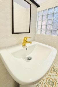 Koupelna v ubytování The Yak Cozy Chiang Mai