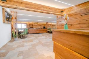 Zimmer mit Holzwänden und einer Küche mit einer Theke in der Unterkunft Huberbauer in Johnsbach