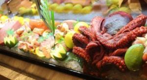 a display case with a bunch of seafood on display at Golden Eagle Summit Hotel Kunshan in Kunshan