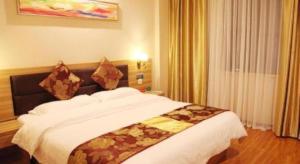 Postel nebo postele na pokoji v ubytování GreenTree Alliance Yichang East Yichang Station Hotel