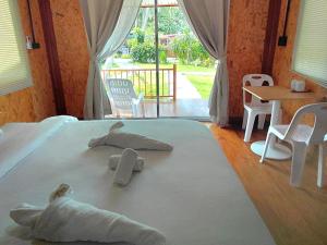 ein Schlafzimmer mit einem Bett mit zwei gefalteten Handtüchern darauf in der Unterkunft Nathan Breeze Resort in Ko Muk