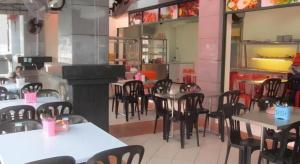 Restaurace v ubytování OYO 89717 Budget Star Hotel