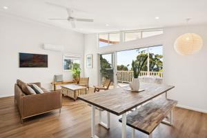 un salon avec une table et un canapé dans l'établissement Scarp n Sea, Sauna Views & Serene Coastal Comfort, à Falcon