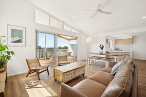 un salon avec un canapé et une table dans l'établissement Scarp n Sea, Sauna Views & Serene Coastal Comfort, à Falcon