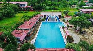 una vista dall'alto di una piscina in un resort di Pilot Hotel a Amandiego