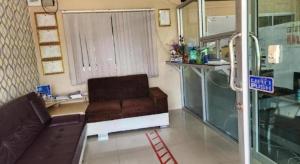 uma sala de estar com um sofá e uma janela em ONE Residence em Ban Lam Rua Taek