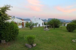vista su un cortile con case e alberi di Cerro Molinos a Potrero de Garay