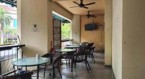 a row of tables and chairs in a restaurant at SPOT ON 90984 Gn Homestay in Miri