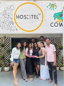 Un grupo de personas de pie frente a una tienda en HOSHTEL99 - PRIME - Stay, Cowork & Connect, en Pune