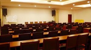 einen großen Vorlesungssaal mit Schreibtischen und Stühlen in der Unterkunft GreenTree Inn Jiangsu Huaian Bus Terminal North Station Huaihai North Road Business Hotel in Huai'an