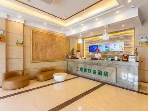 une femme debout au comptoir dans le hall de l'hôtel dans l'établissement GreenTree Alliance Sanya Jiyang District Yalongwan Road Hotel, à Da'ancun 197 autres photos