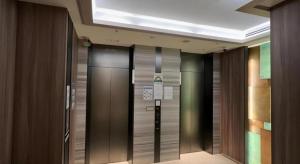 una fila de puertas de ascensor en un edificio en KEIKYU EX INN Hamamatsucho Daimon-Station (Tokyo), en Tokio 197 fotos más
