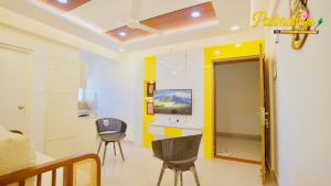 Μια τηλεόραση ή/και κέντρο ψυχαγωγίας στο Padmalaya Homestay Where Divine meets Comfort ! +14 φωτογραφίες