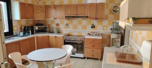 Kuchyň nebo kuchyňský kout v ubytování فيلا الدانة