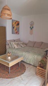 a bedroom with a bed and a coffee table at Casa Cactus in Cotillo