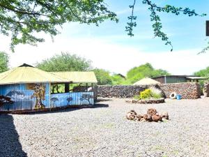 ein Spielplatz mit Teddybären und einem Gebäude in der Unterkunft Oldonyo Musa Camp Amboseli in Rift Valley