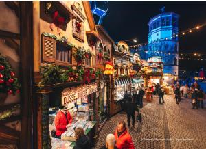 a group of people walking around a street at night at Hotel Kö59 Düsseldorf - Member of Hommage Luxury Hotels Collection in Düsseldorf