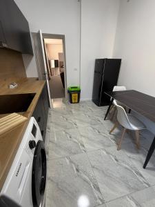 kuchnia z pralką i stołem w obiekcie Ap9 3 min from Christmas Market curte parcare w Krajowej