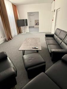 salon z kanapą i stołem w obiekcie Ap9 3 min from Christmas Market curte parcare w Krajowej