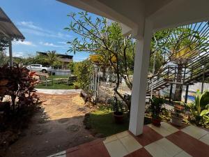 a house with a patio with a gate and plants at L'Escapade - Residence Harmonie in Albion