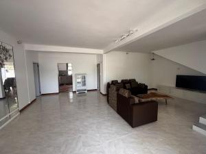 a living room with a couch and a flat screen tv at L'Escapade - Residence Harmonie in Albion