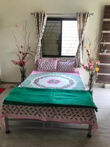 Cette chambre comprend un grand lit avec un couvre-lit. dans l'établissement George Villa home Stay, à Jāmb