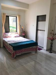 une chambre avec un lit dans une pièce avec une fenêtre dans l'établissement George Villa home Stay, à Jāmb