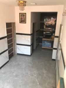 - un salon avec un sol en marbre et un lustre dans l'établissement George Villa home Stay, à Jāmb