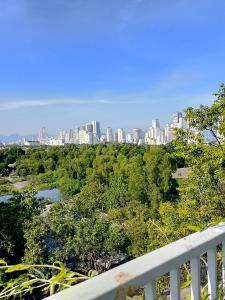 einen Balkon mit Blick auf die Skyline der Stadt in der Unterkunft SAY HOTELO, Nha Trang in Nha Trang