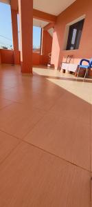 una stanza vuota con pavimento e sedie in legno di Great 2BR Retreat for Families and Friends! a Kamëz