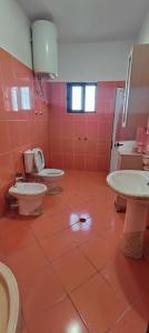 un bagno con due lavandini e un WC di Great 2BR Retreat for Families and Friends! a Kamëz