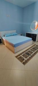 una camera da letto con un letto con un tappeto e uno specchio di Great 2BR Retreat for Families and Friends! a Kamëz